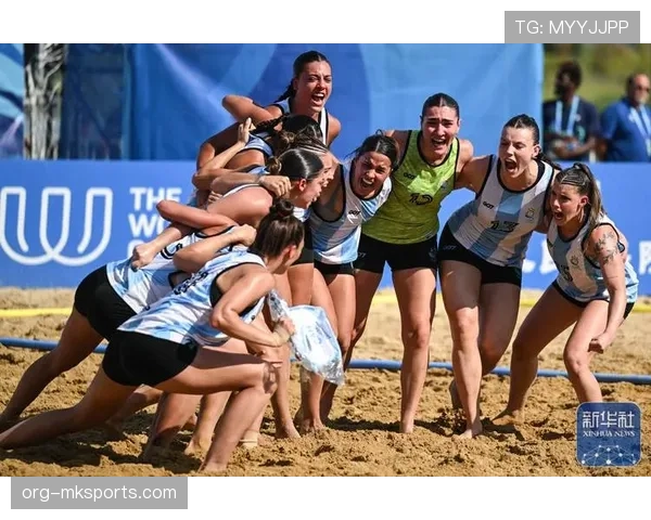 沙滩足球规则中为何允许手球却不判犯规？