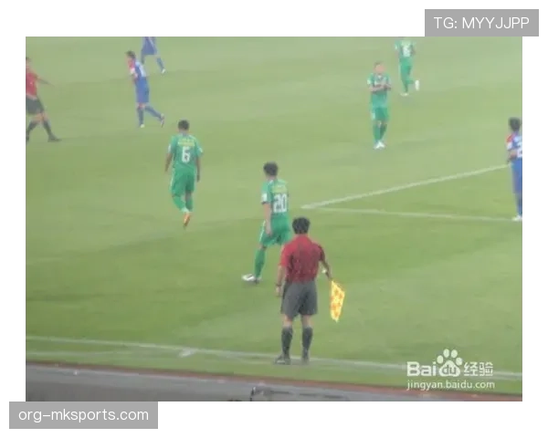 裁判手势在足球比赛中的具体含义与判罚指示解析