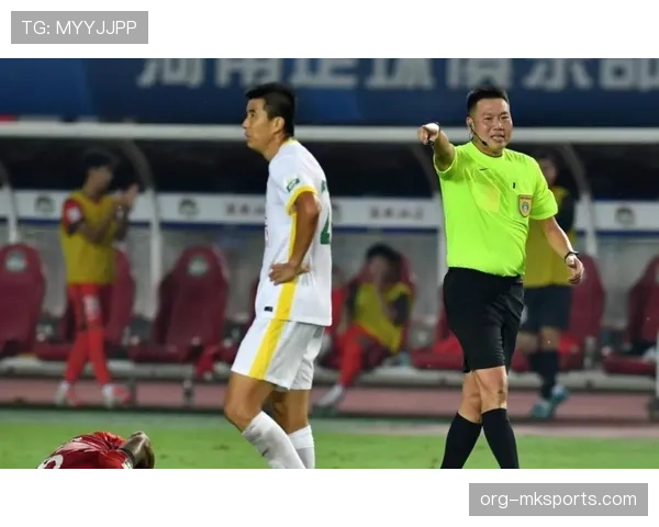 进球庆祝后被VAR改判，裁判依据什么规则推翻结果？