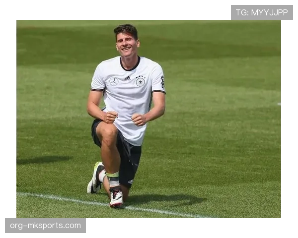 克鲁伊夫直塞激增如何撕裂防线并主导锋线进攻