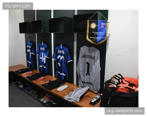 巴黎圣日耳曼更衣室矛盾加剧，战术混乱影响赛季走势